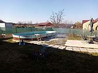 Chalupa u Rakovnika s bazénem, zadní zahrada - pronájem Vaclavy