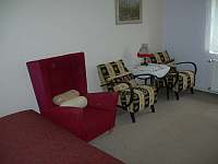 Obývací pokoj v přízemí - apartmán k pronájmu Ctiněves