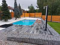 Bazén a solární sprcha - Vranovice