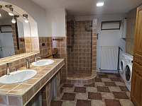 Koupelna s vanou a sprchovým koutem v ap.1 Rustic - chalupa k pronajmutí Věšín - Buková