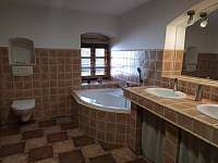 Koupelna s vanou a sprchovým koutem v ap.1 Rustic - Věšín - Buková