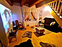 Obývací pokoj s projektem a domácím kinem - Zbečno