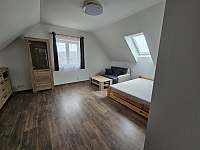 Obývací pokoj s ložnicí - apartmán k pronajmutí Petrovice - Zahrádka