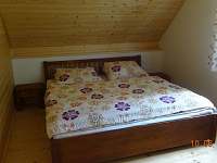 ložnice č.2 - podkroví - manželská postel a dvě lůžka - Županovice