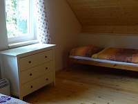 ložnice č.2 - podkroví - manželská postel a dvě lůžka - Županovice