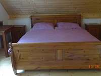 ložnice č.3 v podkroví - manželská postel a jedno lůžko - Županovice