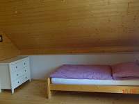 ložnice č.3 v podkroví - manželská postel a jedno lůžko - Županovice