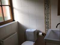 Koupelna a WC v přízemí - pronájem chalupy Újezd nad Zbečnem