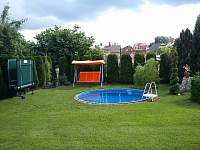 Oplocená zahrada s bazénem a hřištěm - pronájem chalupy Ledce