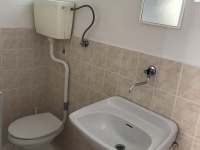 Záchod s umyvadlem - chata k pronajmutí Slapy-Skalice