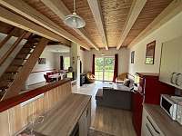 obývací pokoj a kuchyně - pronájem chalupy Měňany