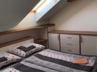 Ložnice s manželskou postelí - chalupa ubytování Krňany