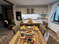 Obývací pokoj s kuchyní - pronájem chalupy Podmokly