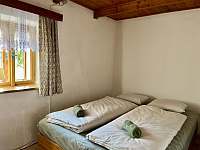 Ložnice s manželskou postelí 160x200 cm - chalupa k pronájmu Hartmanice - Prostřední Krušec