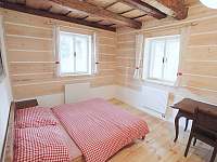 První ložnice v roubené části manželská postel - chalupa ubytování Kašperské Hory - Červená