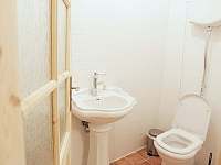 WC s umyvadlem, podlahovým topením - pronájem chalupy Kašperské Hory - Červená