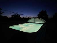 Venkovní bazén se slanou vodou (noční pohled) - pronájem chalupy Soběšice