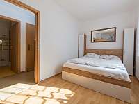 Ložnice - dvojlůžko s úložným prostorem - pronájem apartmánu Lipno nad Vltavou