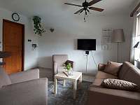 Obývací pokoj v přízemí byt - apartmán k pronajmutí Horní Planá - Hůrka