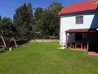 Zahrada k dispozici ubytovaným - pronájem chalupy Olšina