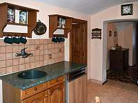 Kuchyň - dveře do komory - Hliněný Újezd