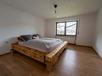 Velká postel z dřevěného masivu