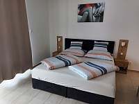 Manželská postel - pronájem apartmánu Lipno Nad Vltavou