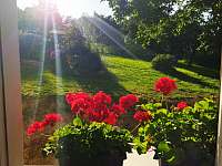 Pohled z "růžičkové" ložnice do zahrady - chalupa ubytování Kadešice