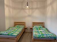 Samostatné postele v ložnici - pronájem apartmánu Kašperské Hory
