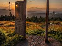 Dveře na vrcholu Pancíře - ideální pro fotku z výletu (9 km od chalupy) - Hamry na Šumavě