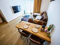 Apartmán 2.01 obývací pokoj a jídelní stůl - ubytování Kvilda