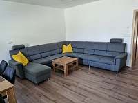 Apartmán G2/2, obývací pokoj sedačka - k pronajmutí Frymburk