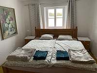 manželská postel v ložnici - pronájem chalupy Ježovy