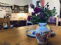 Jidelní stůl a loučné květinky - pronájem chalupy Zadov