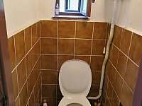 Toaleta v přízemí - chalupa k pronájmu Zadov