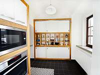 kuchyně - multiplex deska a dub - pronájem vily Rejštejn