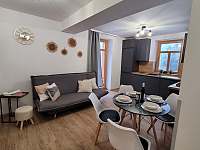 Obývací pokoj s jídelním stolem - pronájem apartmánu Horní Planá - Hůrka