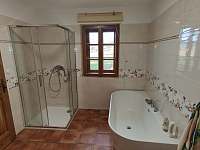 Koupelna s vanou i sprchovým koutem - pronájem chalupy Volyně - Zechovice