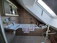 Koupelna s WC v 1.patře - pronájem chalupy Černíkov - Rudoltice