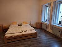 Ložnice s manželskou postelí a palandou - apartmán ubytování Rejštejn