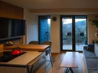Obýváček s kuchyní a výhledem - apartmán ubytování Hojsova Stráž - Brčálník