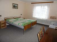 ložnice 1. patro (2 postele, 1 válenda, dětská postýlka) - Velhartice