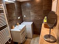 Koupelna s WC, sprchou a pračkou - apartmán k pronájmu Hojsova Stráž - Brčálník