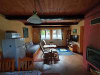 obývací pokoj s jídelním koutem - chata k pronajmutí Horní Vltavice