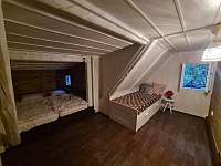 Pokoj 1 s manželskou postelí a rozkládací postelí - celkem až 4 lůžka - pronájem chalupy Stárkov