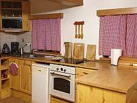 Obývací pokoj s jídelnou a kuchyní - pronájem chalupy Velké Svatoňovice