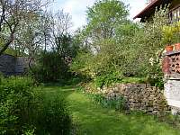 K dispozici je spodní část uzavřené zahrady - Pohledy - Horní Hynčina