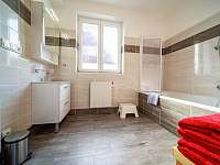 Koupelna - červený apartmán - ubytování Česká Skalice