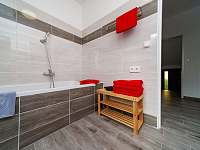 Koupelna - červený apartmán - Česká Skalice