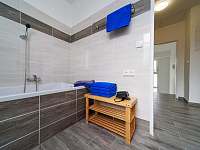 Koupelna - modrý apartmán - k pronájmu Česká Skalice